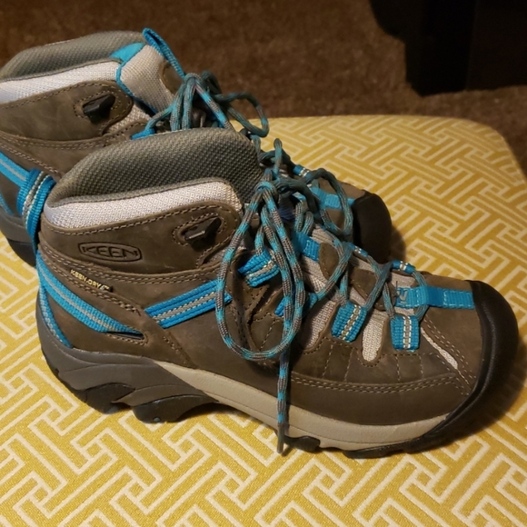 Hiking boots - Picture 1 of 2
